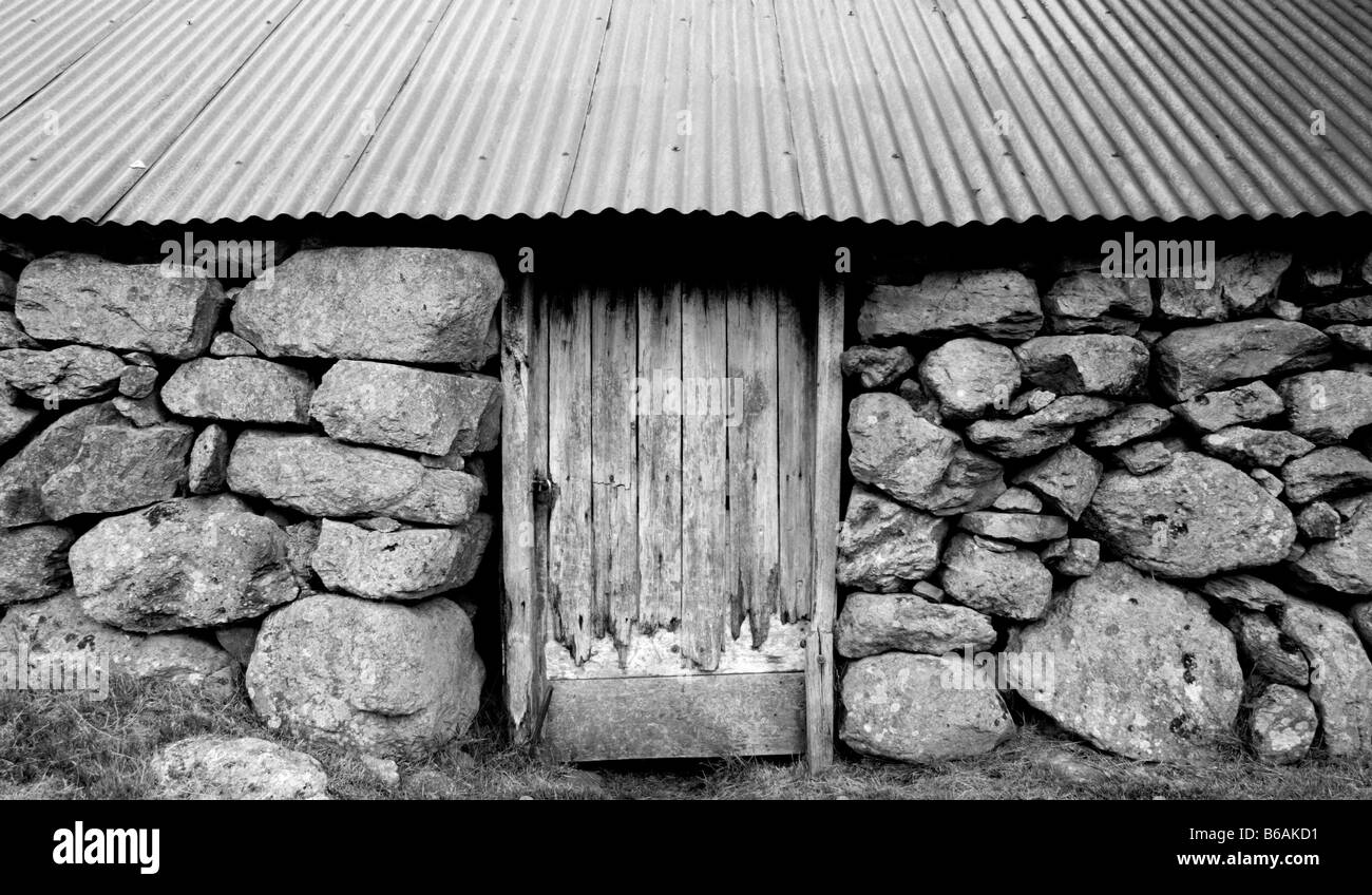 Welsh Stein Scheune umgewandelt in ein Schwarzweißbild, North Wales, Großbritannien, UK Stockfoto