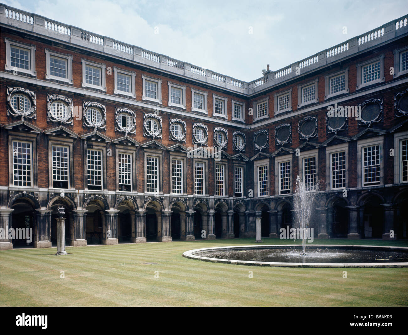 Die Fountain Court in Hampton Court von Christopher Wren entworfen für William III Wren arbeitete in Hampton Court aus dem Jahre 1689 Stockfoto