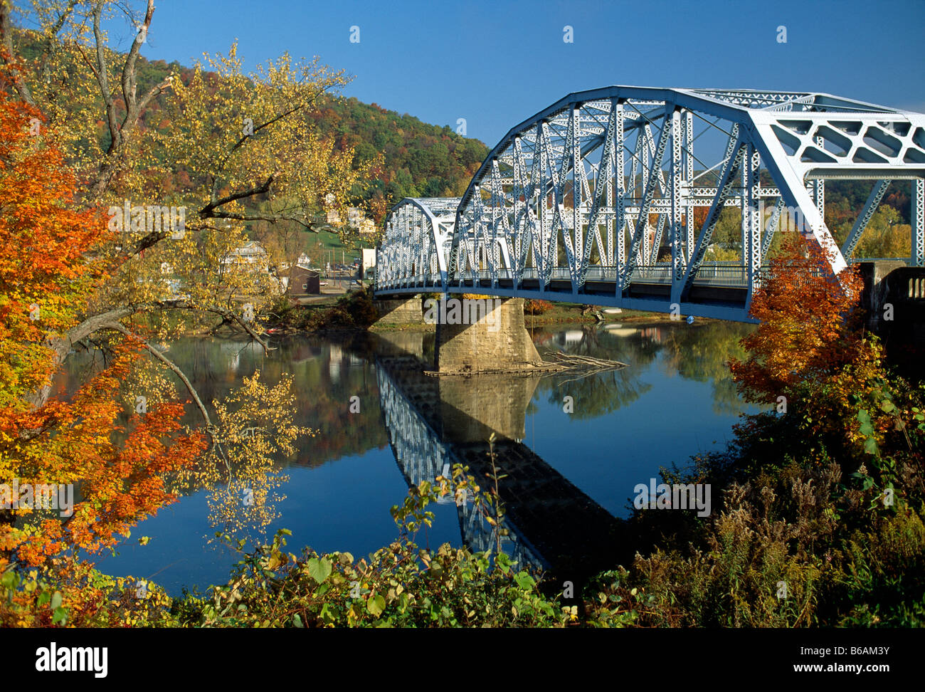 HERBSTLICHE ANSICHT DER BRÜCKE ÜBER DEN ALLEGHENY RIVER, TIDIOUTTE, PENNSYLVANIA, USA Stockfoto