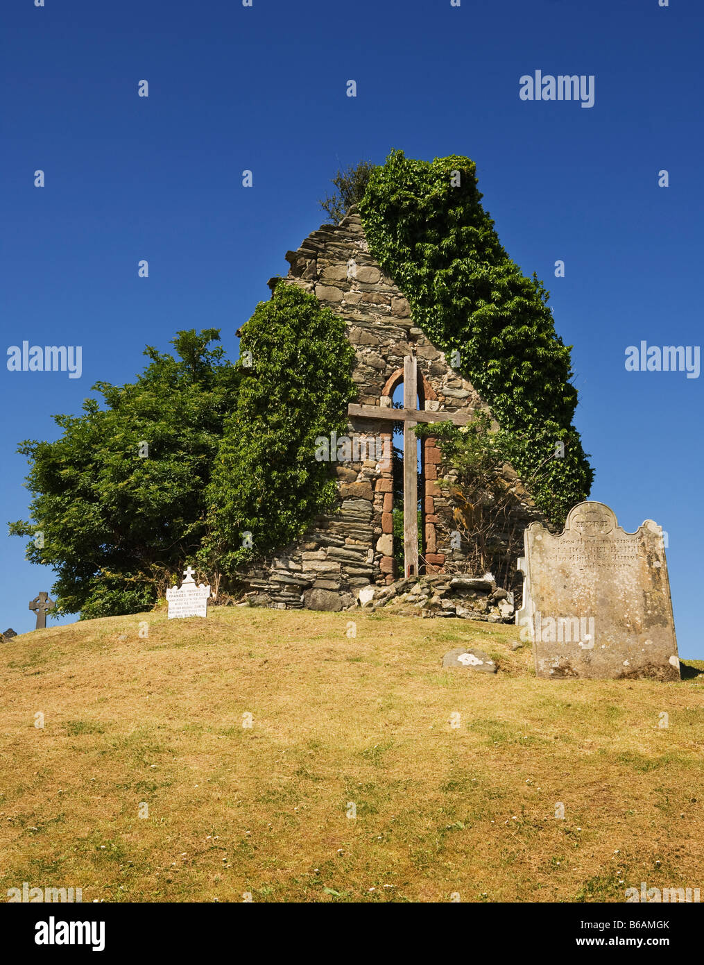 Alte Kirche Ruinen entlang der Causeway in Nordirland. Stockfoto