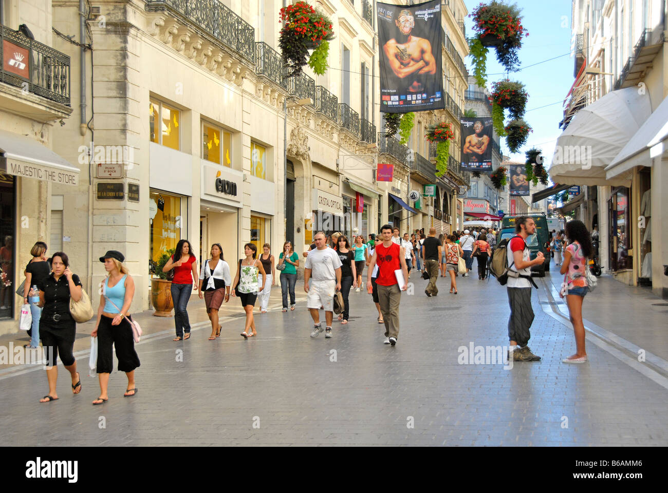 Fußgängerzone, Geschäfte, Menschen in der Altstadt von Montpellier, Languedoc-Roussillon, Frankreich, Europa Stockfoto