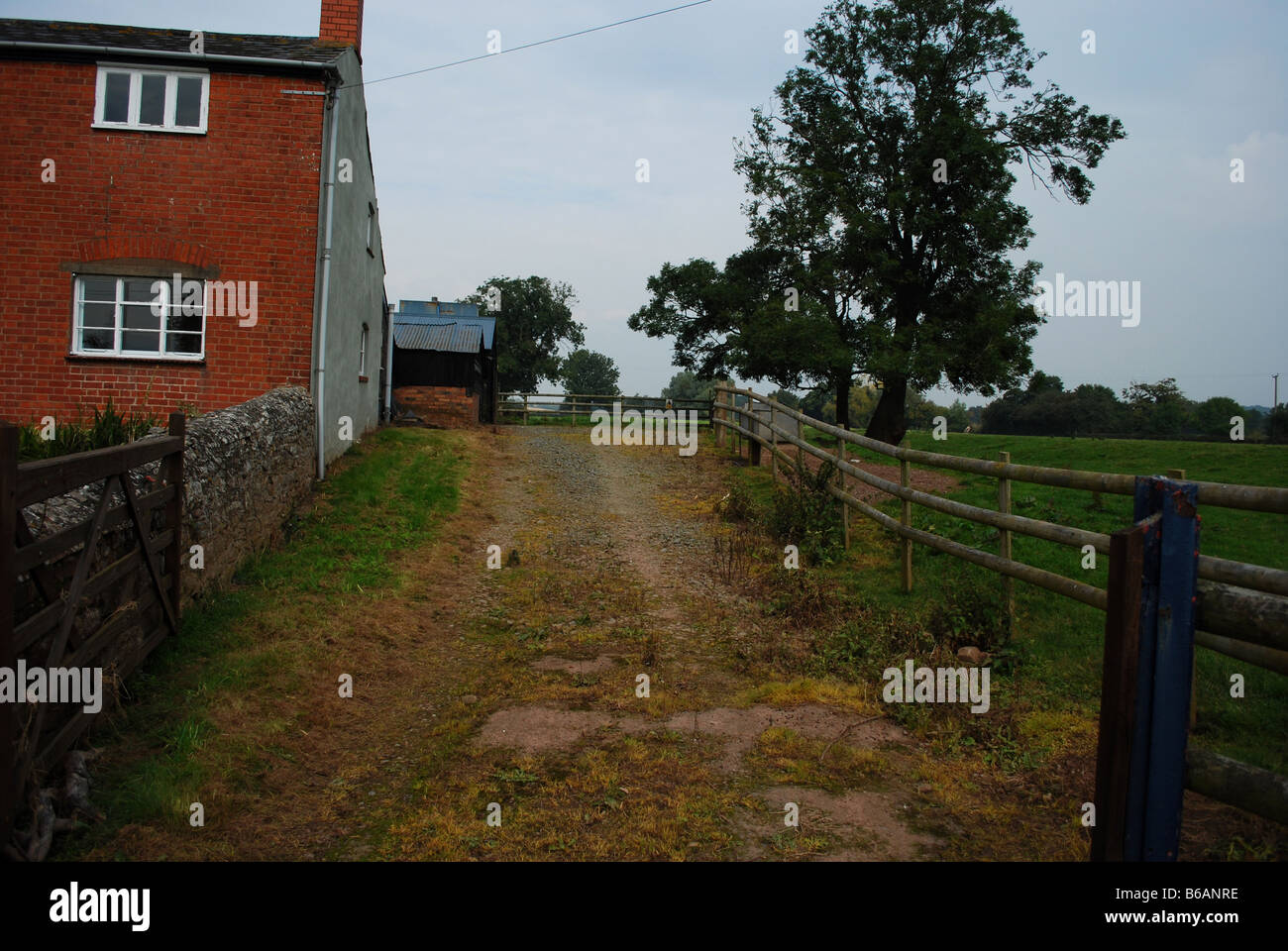 Einfahrt an der Seite von einem alten Bauernhaus aus rotem Backstein, Hereford, England, uk Stockfoto