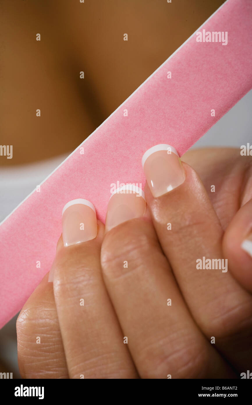 Frau Einreichung Nägel, Nahaufnahme von Fingern Stockfoto