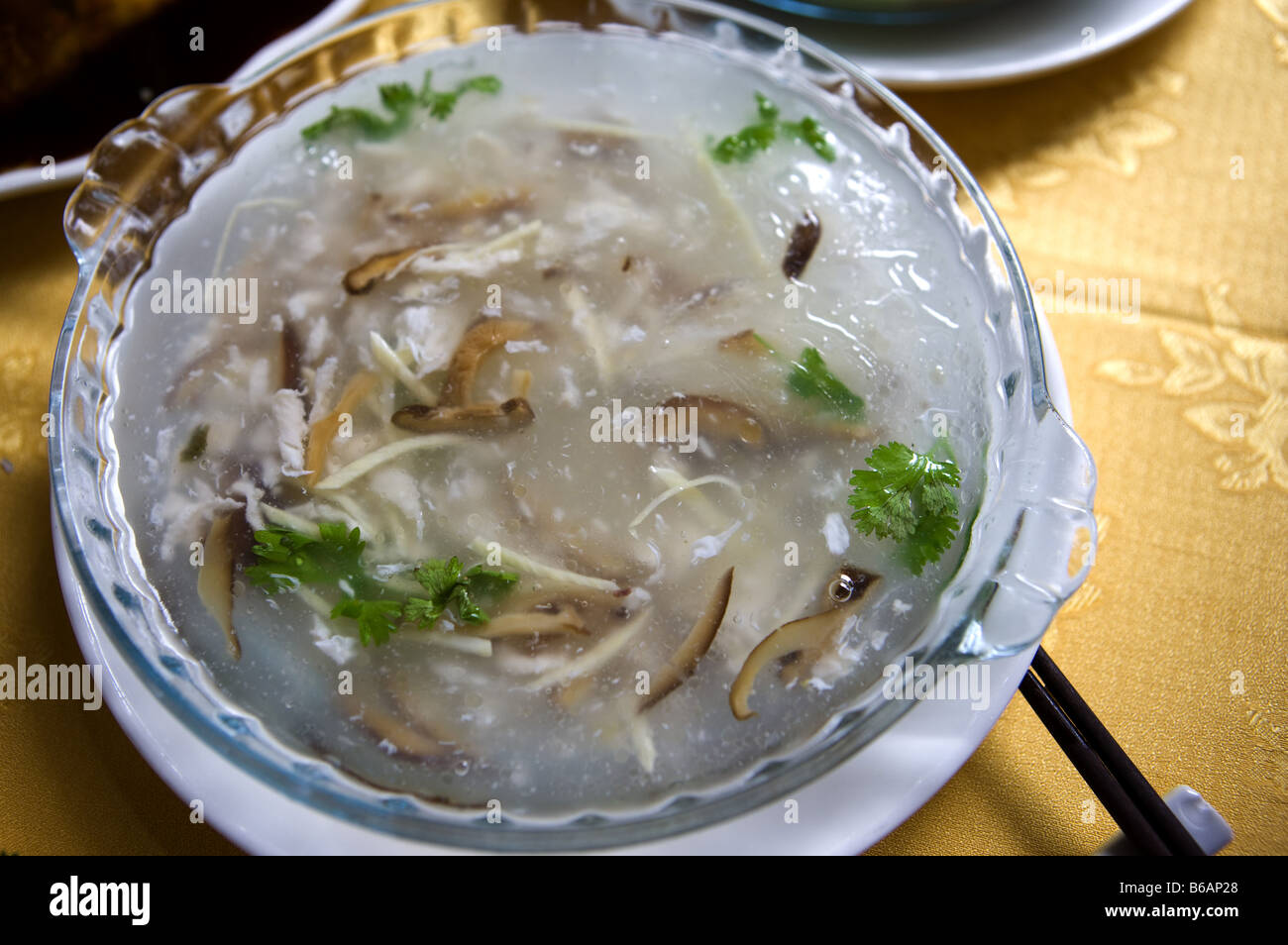 Zerkleinerte Barsch Suppe mit Schinken und Ingwer in Hangzhou Zhejiang Provinz Stockfoto