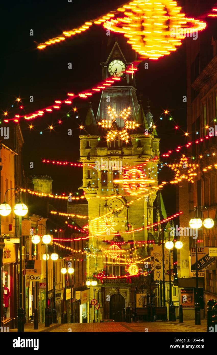 Weihnachtsbeleuchtung in der High Street, Dunfermline, Fife, Schottland. Blick auf die City