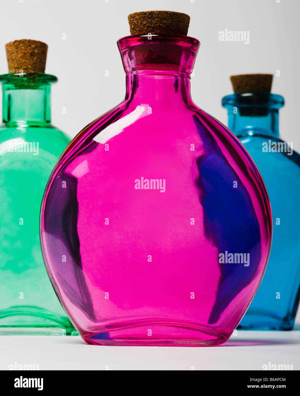 Drei bunte Glas Flaschen, Studio gedreht Stockfoto