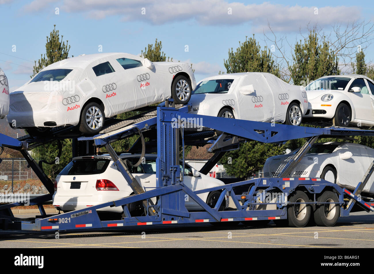 Autotransporter mit Audi und Volkswagen Autos Stockfoto