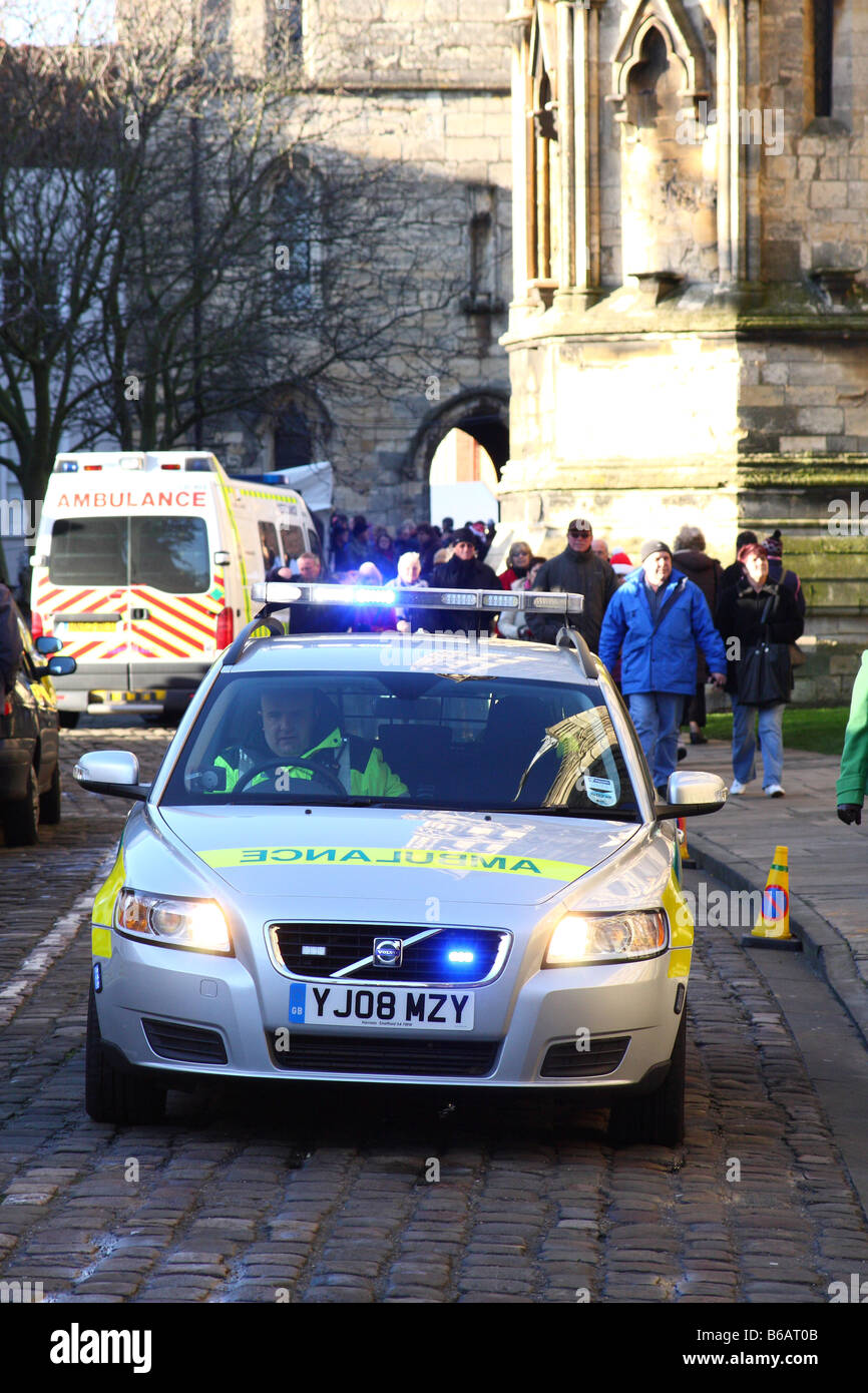 Sanitäter Auto Reaktion auf einen Notfall in einer Stadt, U.K. Stockfoto