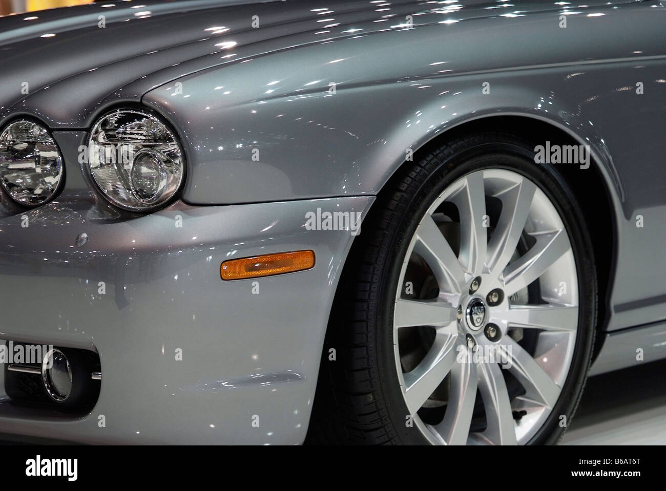 Scheinwerfer und Wheel of grau metallic Jaguar XJ Stockfoto