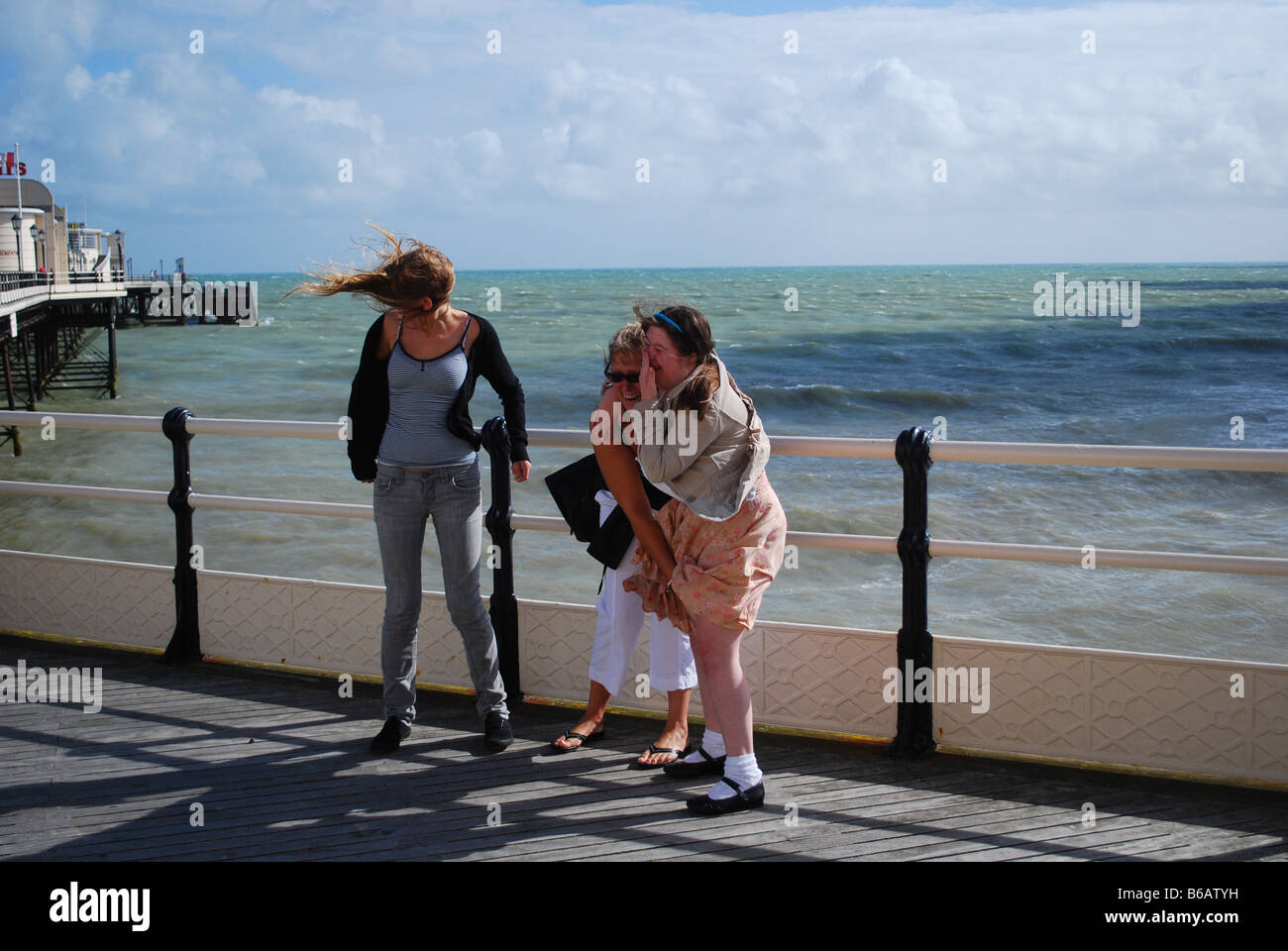 Schön windig und sonnig Tag in Worthing zu Fuß entlang der Strandpromenade und am Pier, West Sussex, England Südküste Stockfoto