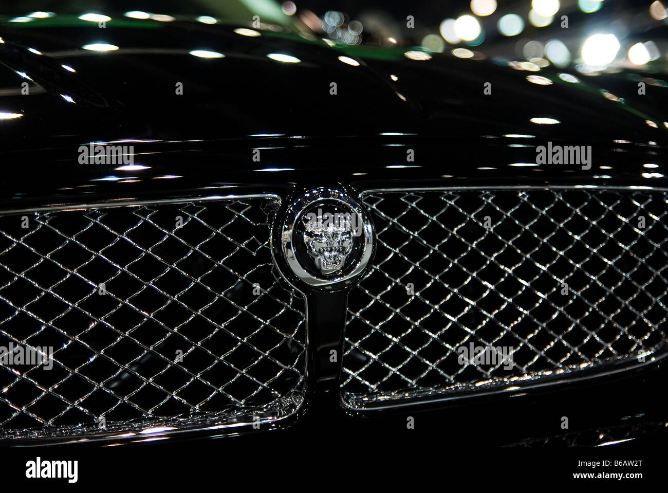 Logo und Kühler Grill des schwarzen Jaguar XJ Stockfoto