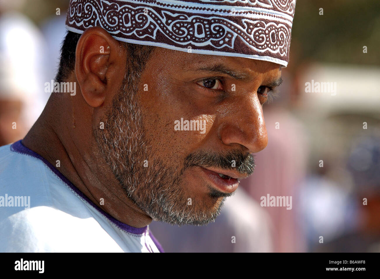 Porträt eines omanischen Mannes mit einer Kummah Kopfschmuck auf dem Markt der Ziege Nizwa, Sultanat von Oman Stockfoto