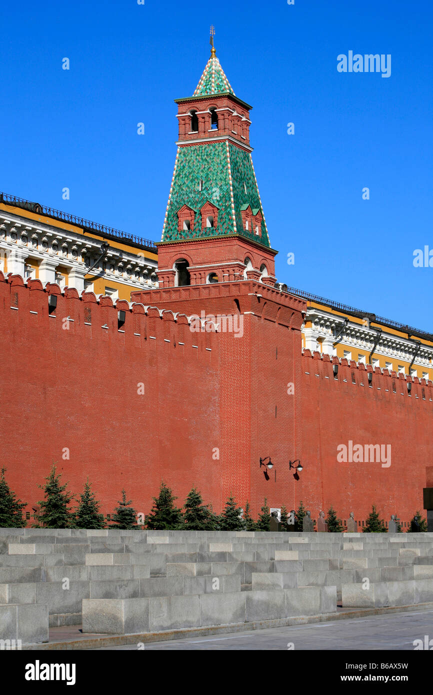 Der Senat Turm (1491) und Kremlmauer in Moskau, Russland Stockfoto