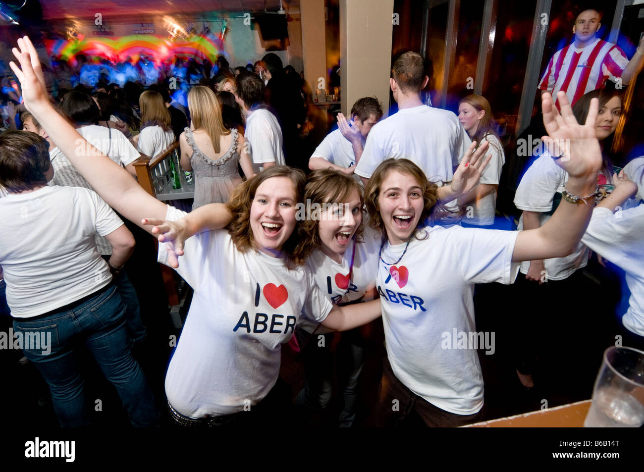 Jugendliche feiern an der Aberystwyth University Students Union ich Liebe Aber Party Nacht Stockfoto