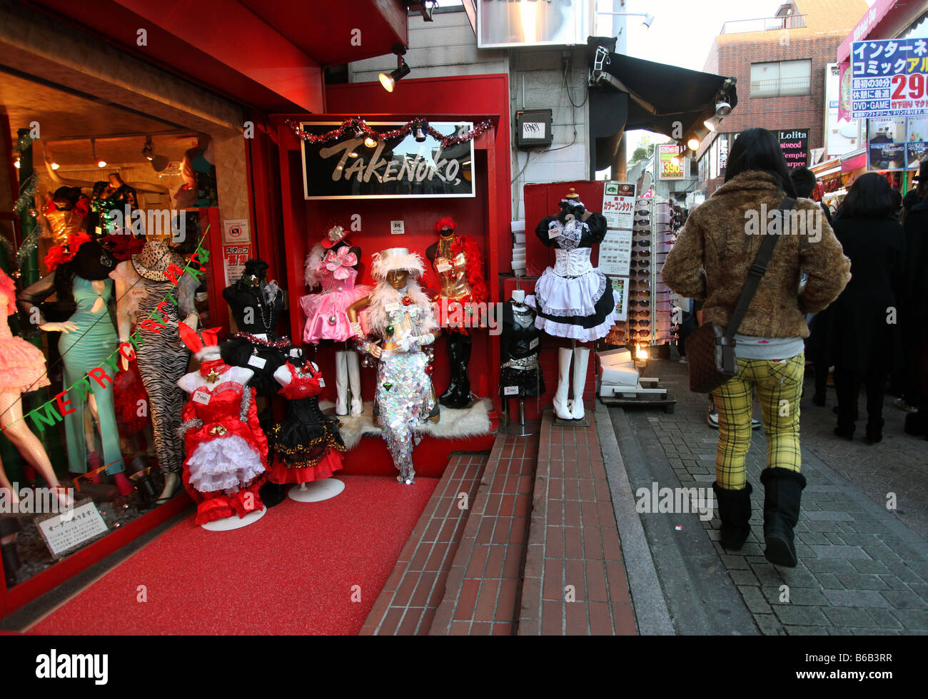 Ein Takenoko-Shop in der Mode-Bezirk Harajuku in Tokio tanzen einige japanische Teenager in der Takenoko Zoku Stil Kleidung Stockfoto