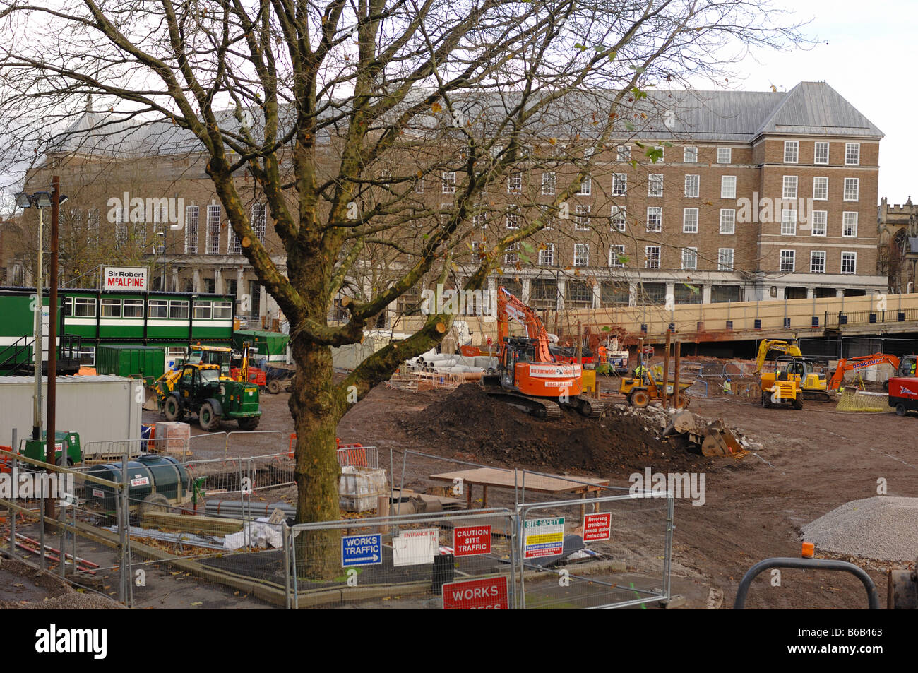 Ein Baum gefährdet und unter Stress umgeben von Gebäude arbeitet in Bristol Stadtzentrum Stockfoto