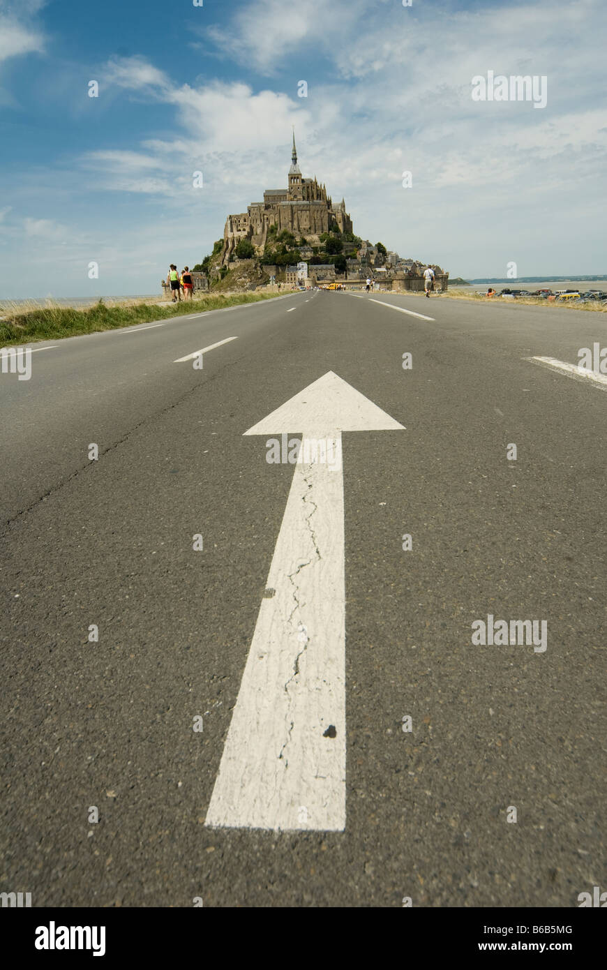 Pfeil auf der Straße auf den Ansatz zum Mont Saint Michel gemalt. St. Michaels Mount ist eine Felseninsel Gezeiten in der Normandie Frankreich Stockfoto