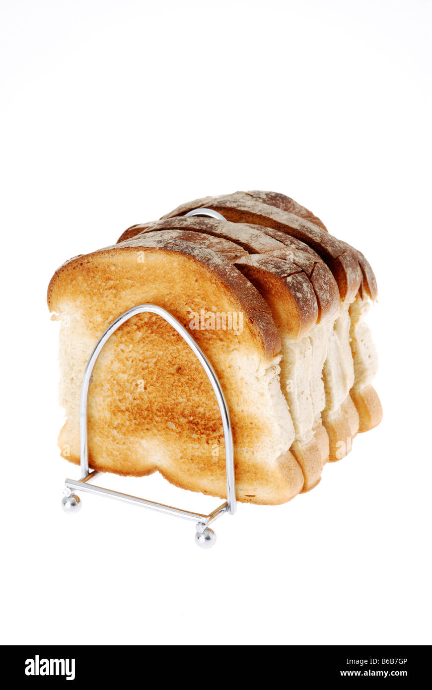 BIO WEIßER TOAST IN EINEM SILBERNEN TOAST RACK AUF WEIßEM HINTERGRUND Stockfoto