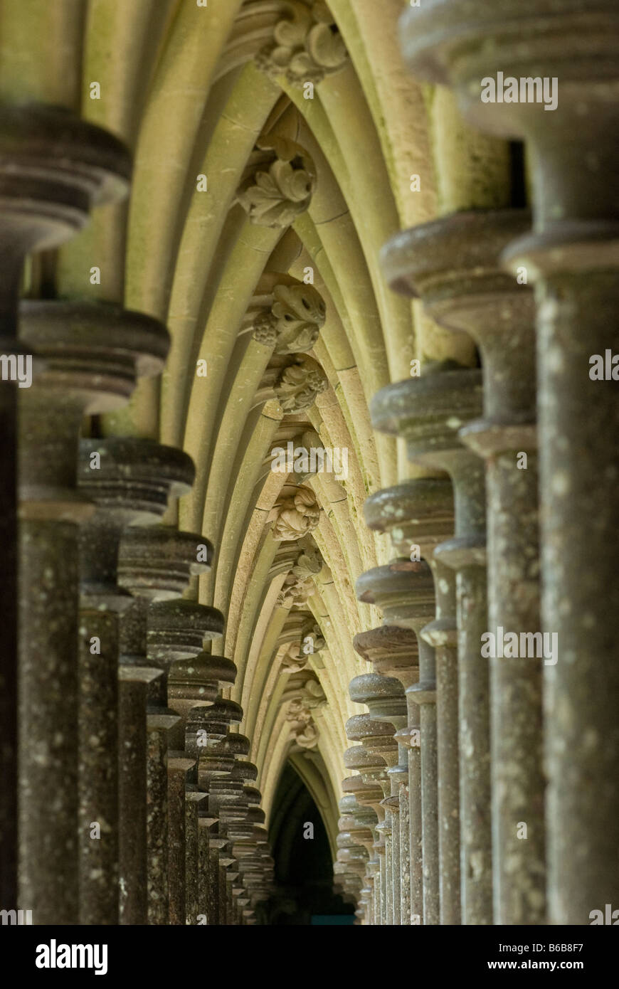 Stein-Säulen am Mont Saint Michel. St Michael s Mount ist eine Felseninsel Gezeiten in der Normandie Frankreich Stockfoto