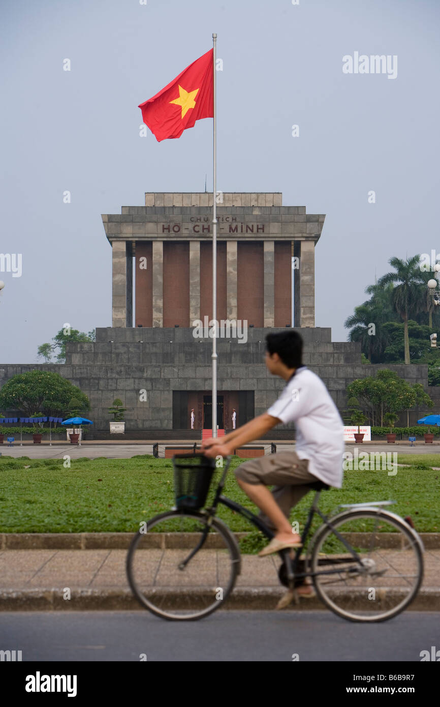 Ein Radfahrer übergibt den Ho Chi Minh Mausoleum Complex in Hanoi, Vietnam Stockfoto