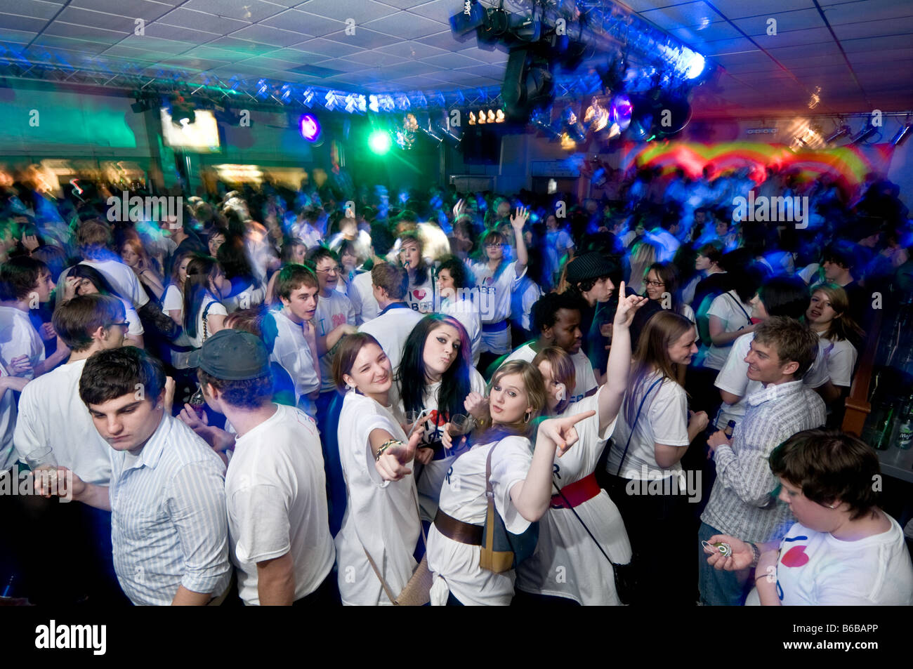 Jugendliche feiern an der Aberystwyth University Students Union ich Liebe Aber Party Night, Wales UK Stockfoto