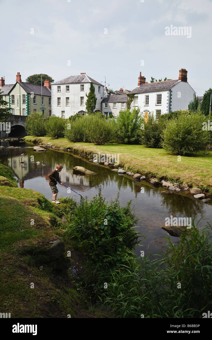 Junge, Fischen im Fluss Kilbroney Fairy Glen, Rostrevor, County Down, Nordirland Stockfoto