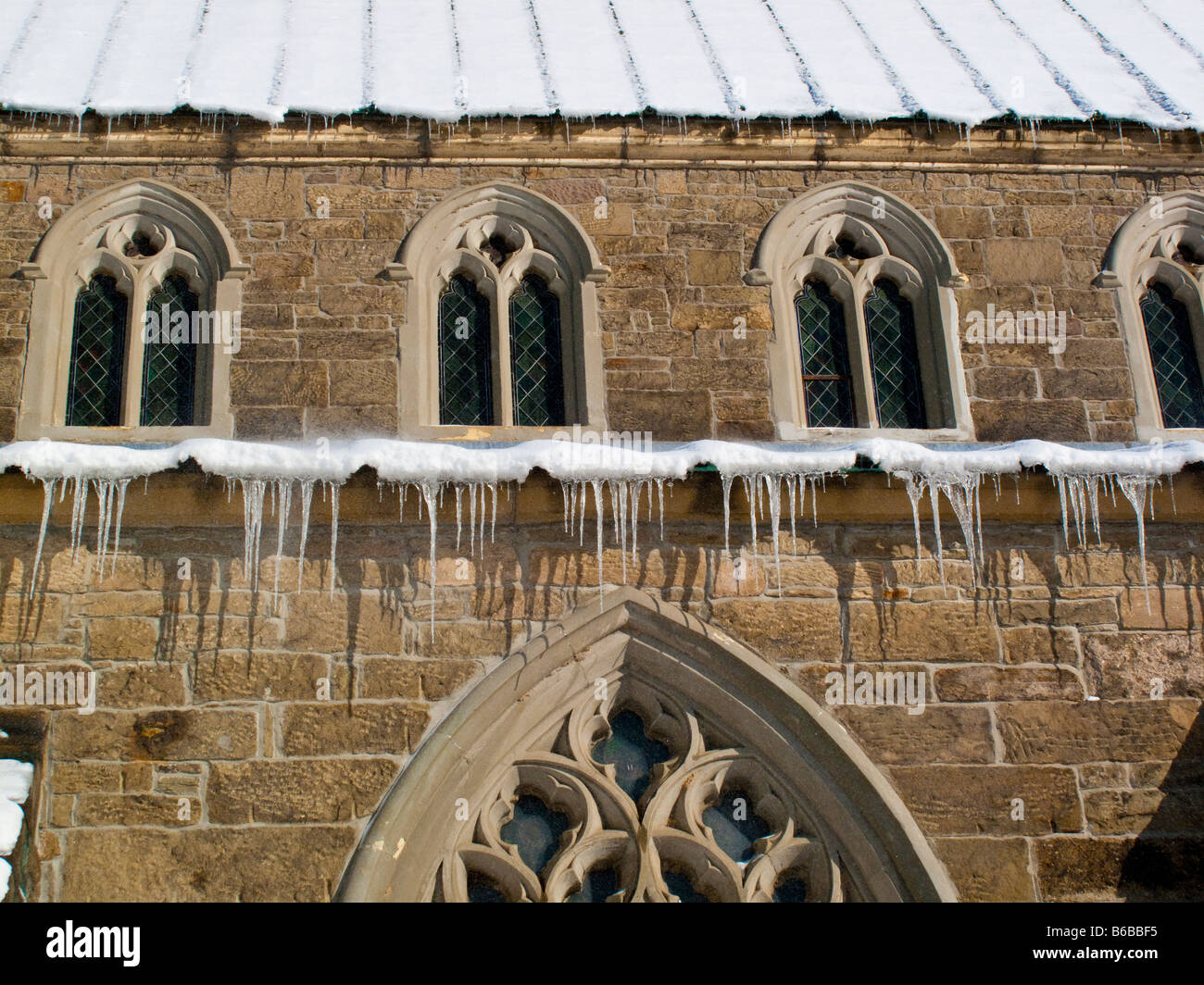 Christ Church Cathedral Rundbogenfenster nach Winter Schneefall in Fredericton Stockfoto