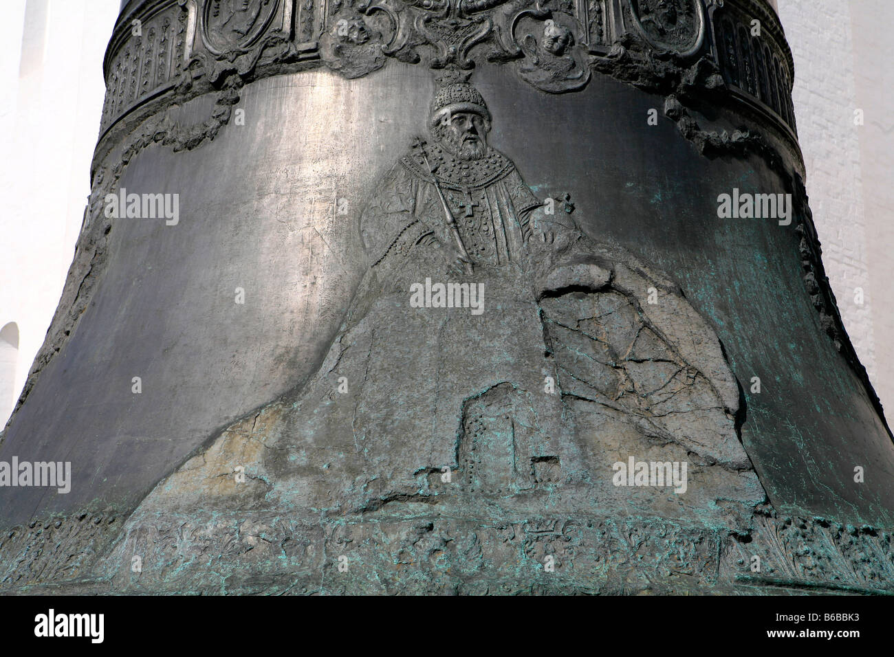 Lebensgroße Bild des Zaren Alexey auf die Zaren Glocke (1733-1735) im Kreml in Moskau, Russland Stockfoto