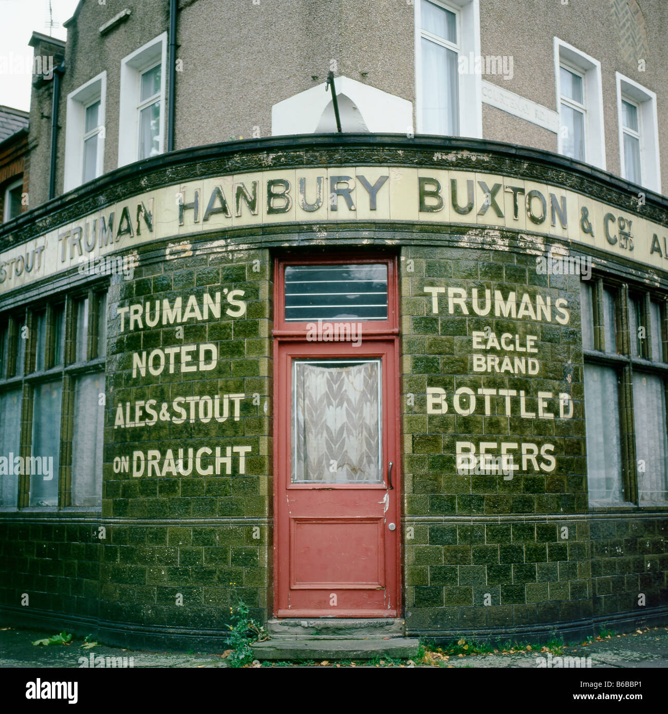 Außenansicht des Truman Hanbury Buxton Bier Ale Stout Schildes vor Golf Truman's Pub in der Edward Row, Walthamstow, London, England, Großbritannien KATHY DEWITT Stockfoto