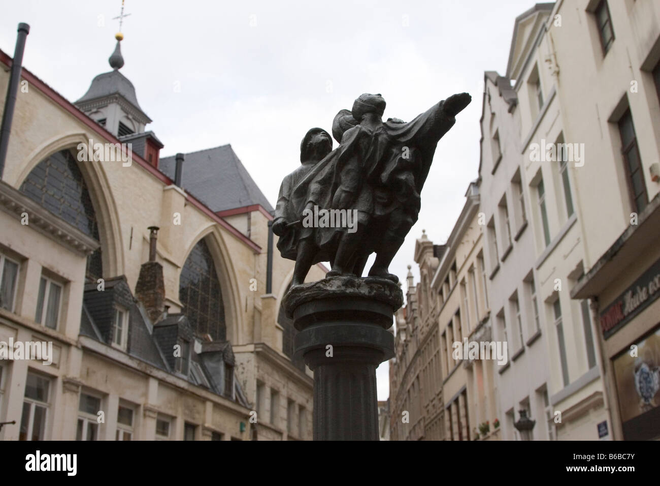 Brunnen in der Nähe der Grand Place mit drei kleinen Figuren, Blick zum Himmel für den Beginn der Regen in Brüssel Belgien Stockfoto