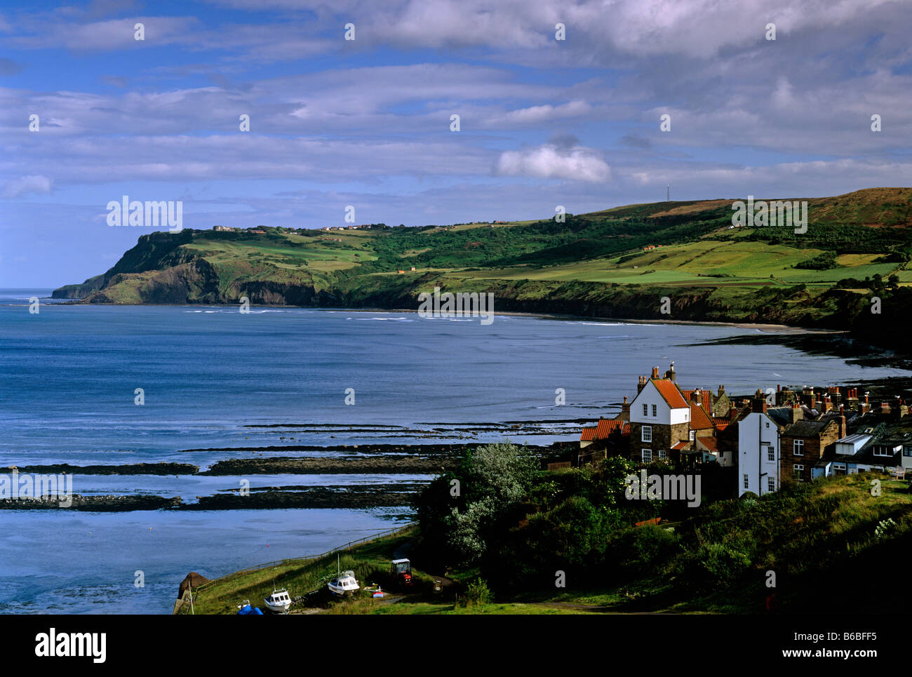 Blick auf Robin Hoods Bay mit Blick auf Ravenscar, North Yorkshire Stockfoto