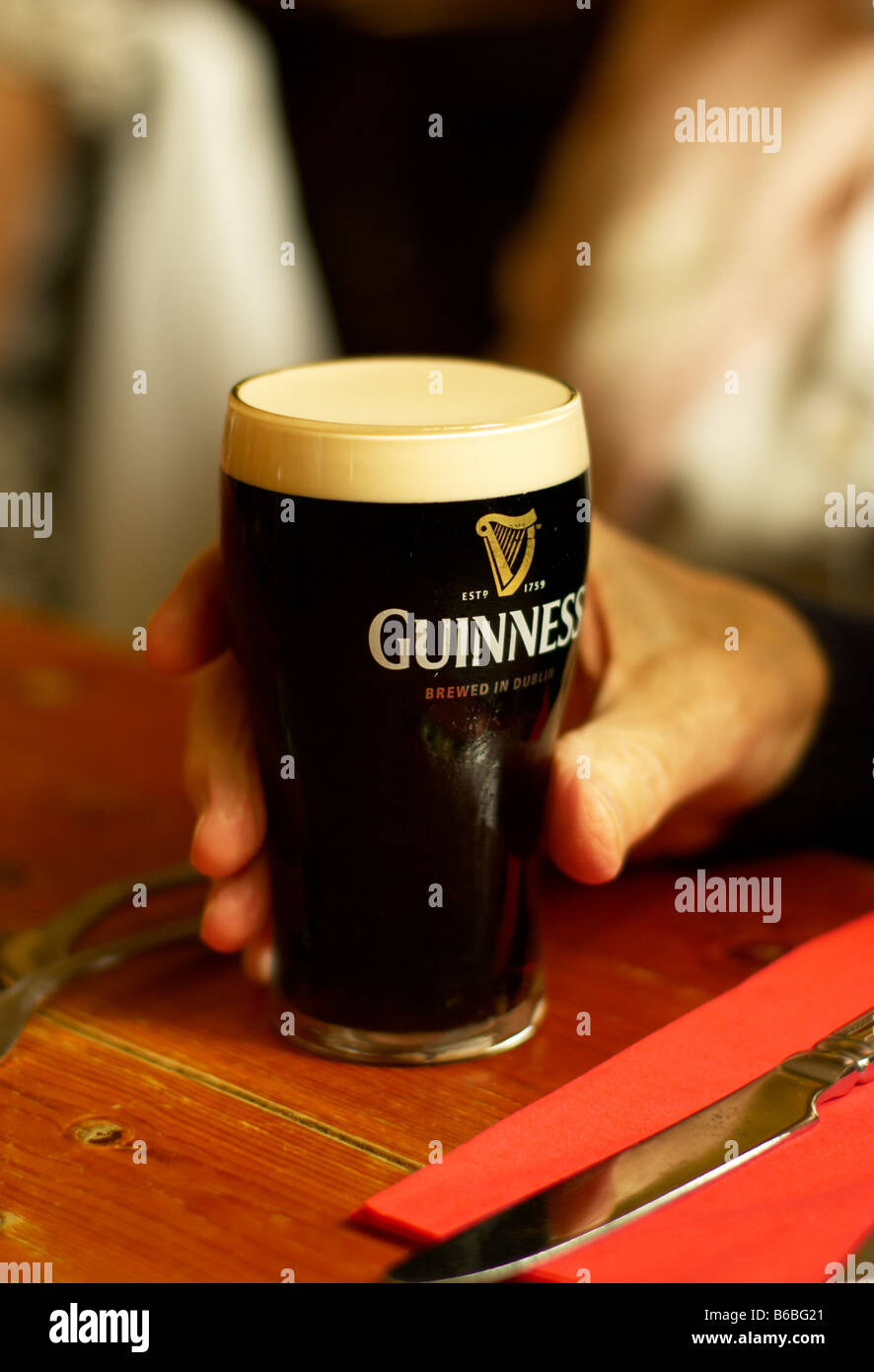 Ein halbes Pint Guinness, ein Pub Essen zu begleiten. Stockfoto
