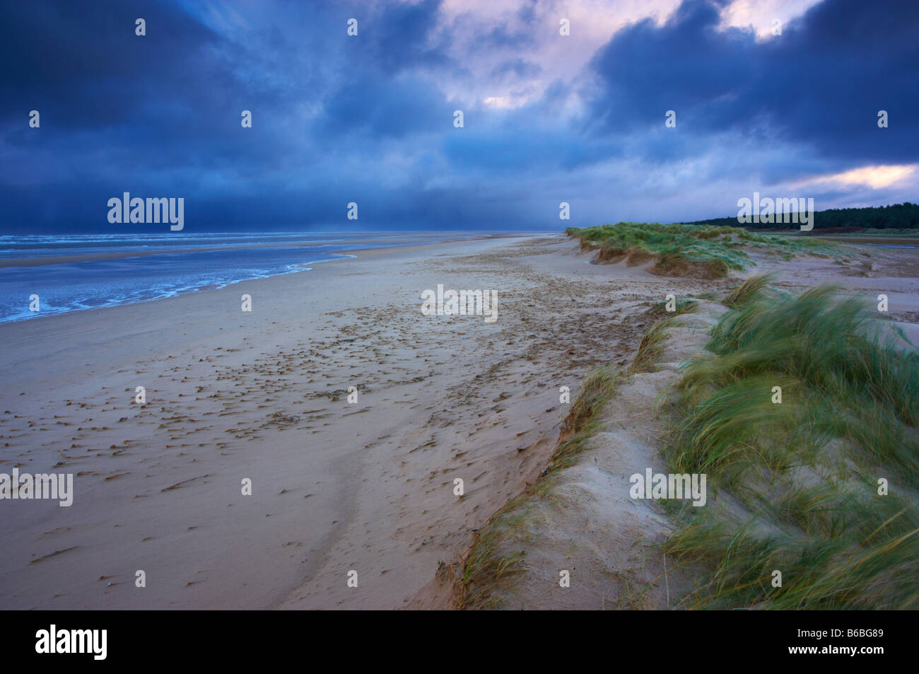 Einem stürmischen Wintermorgen am Holkham Bucht an der Nordküste Norfolk Stockfoto