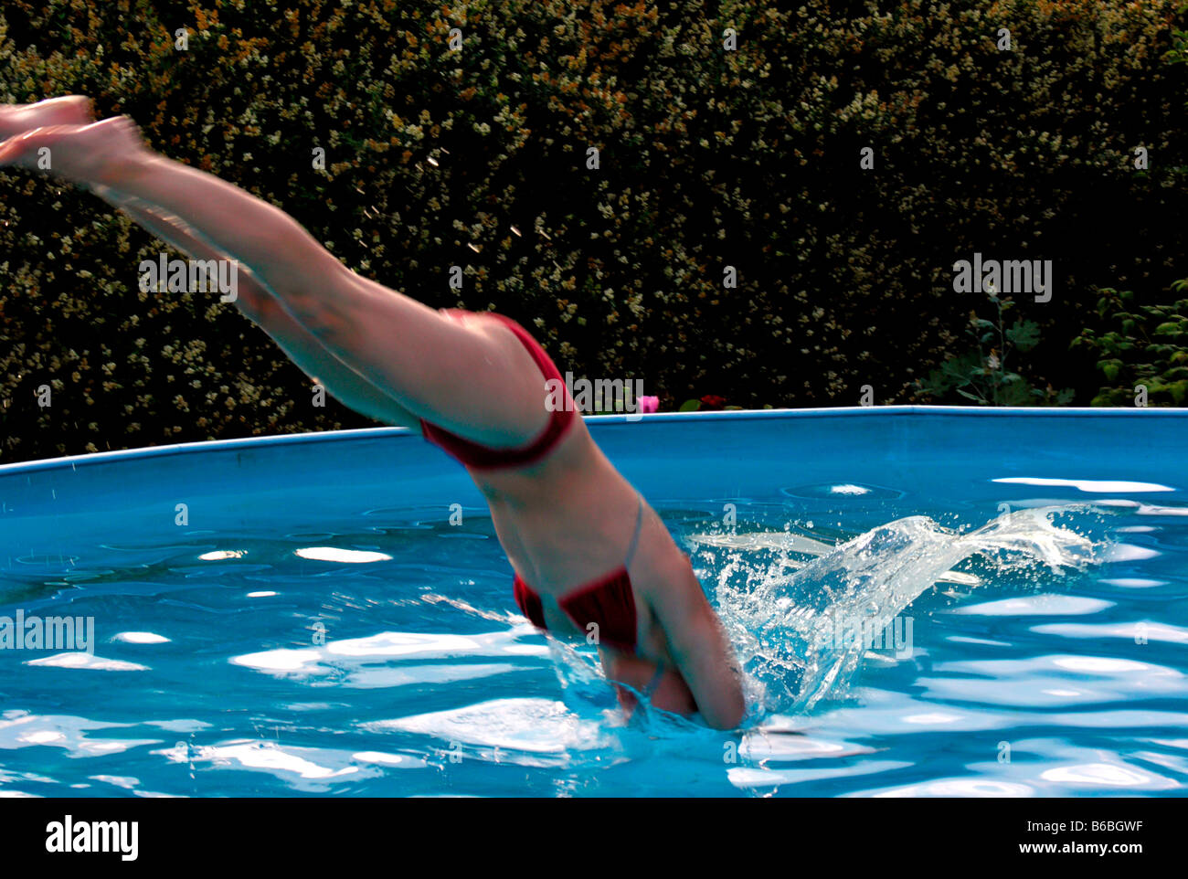 Seitenprofil Frau Tauchen im pool Stockfoto