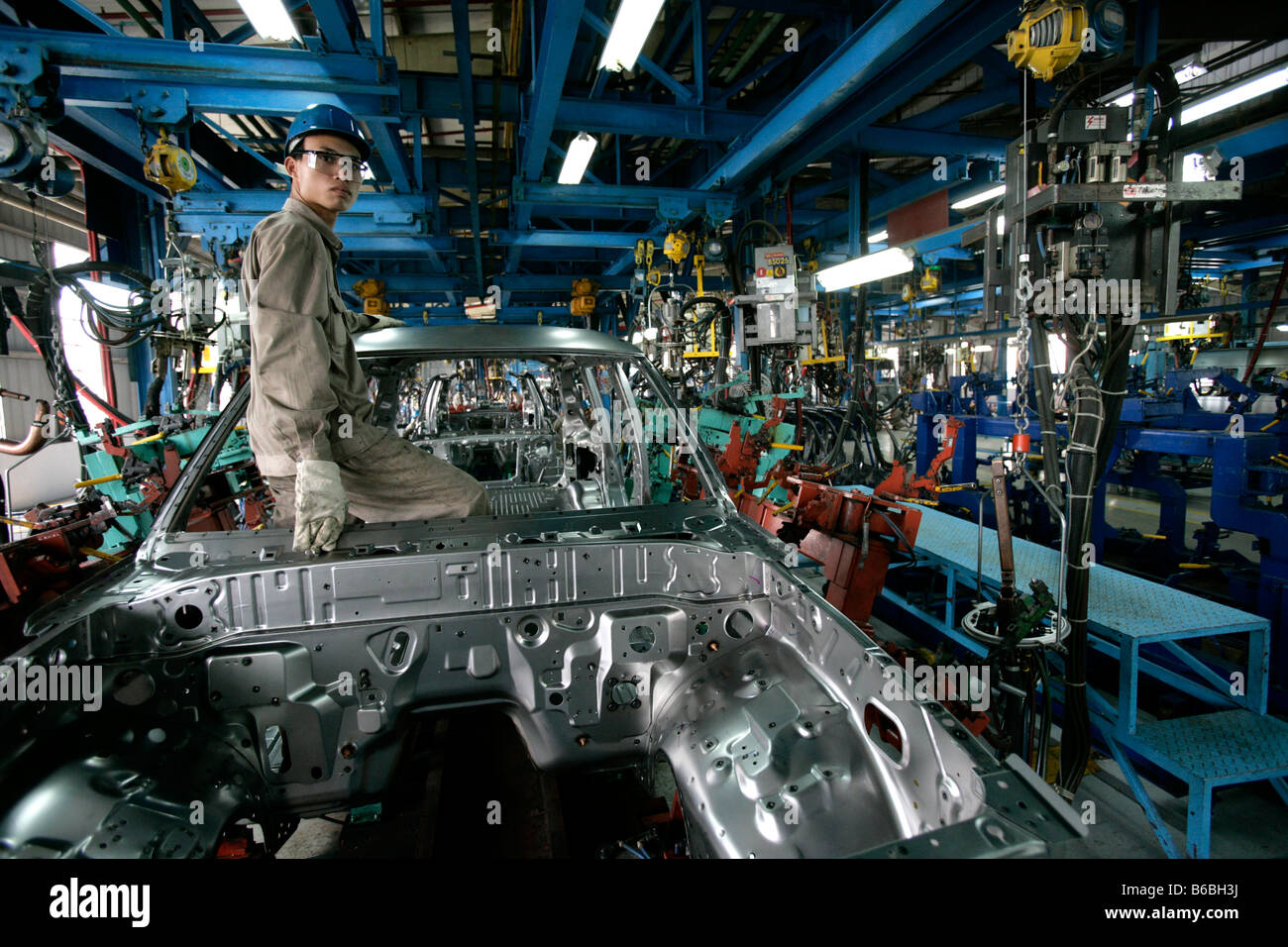 Ein Mitarbeiter arbeitet in der Produktion im Werk Ford Vietnam Ltd. in Hanoi, Vietnam Stockfoto