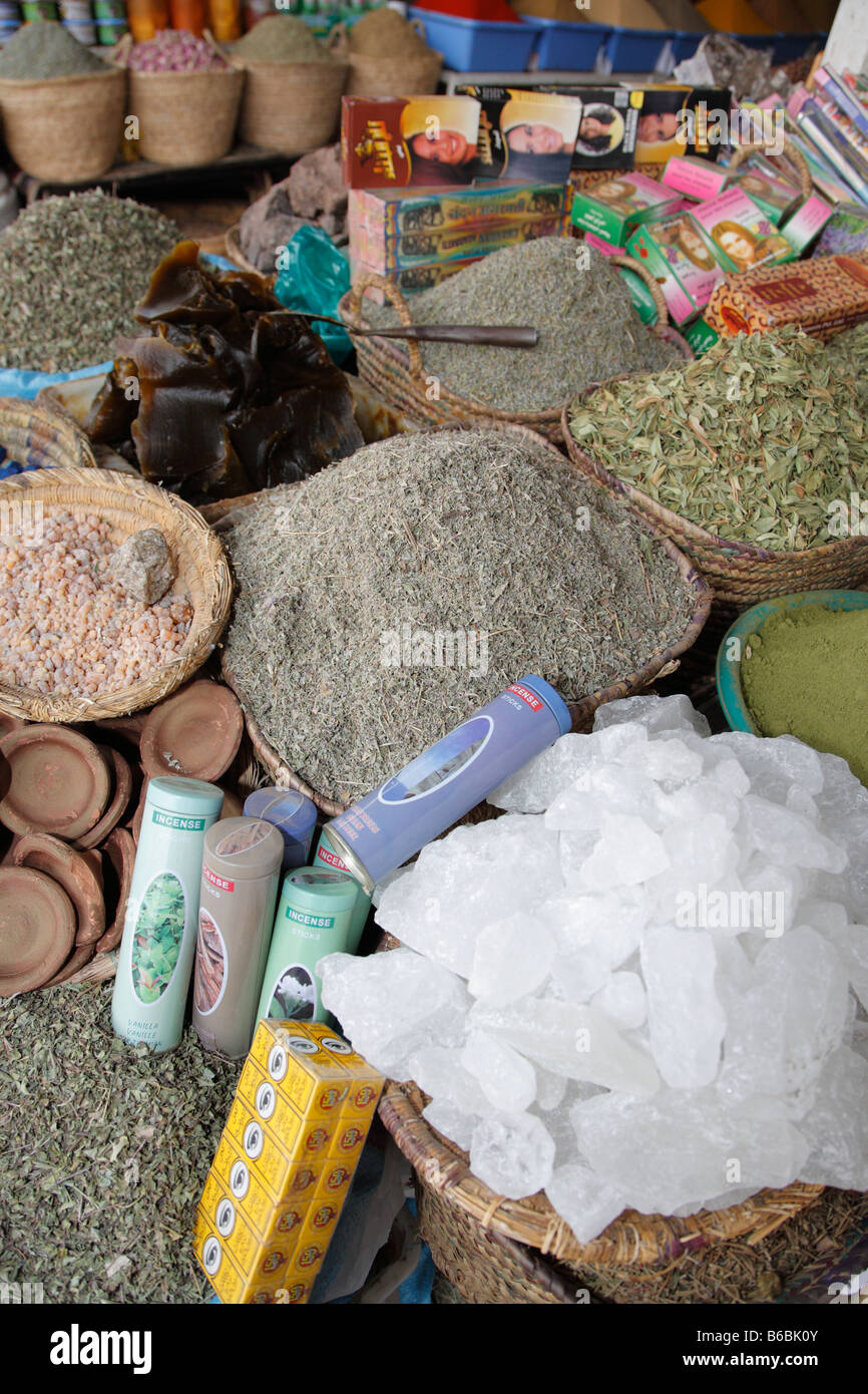 Parfums, Seifen, getrocknete Kräuter, Farbe stirbt, Markt Marrakesch Marokko Stockfoto