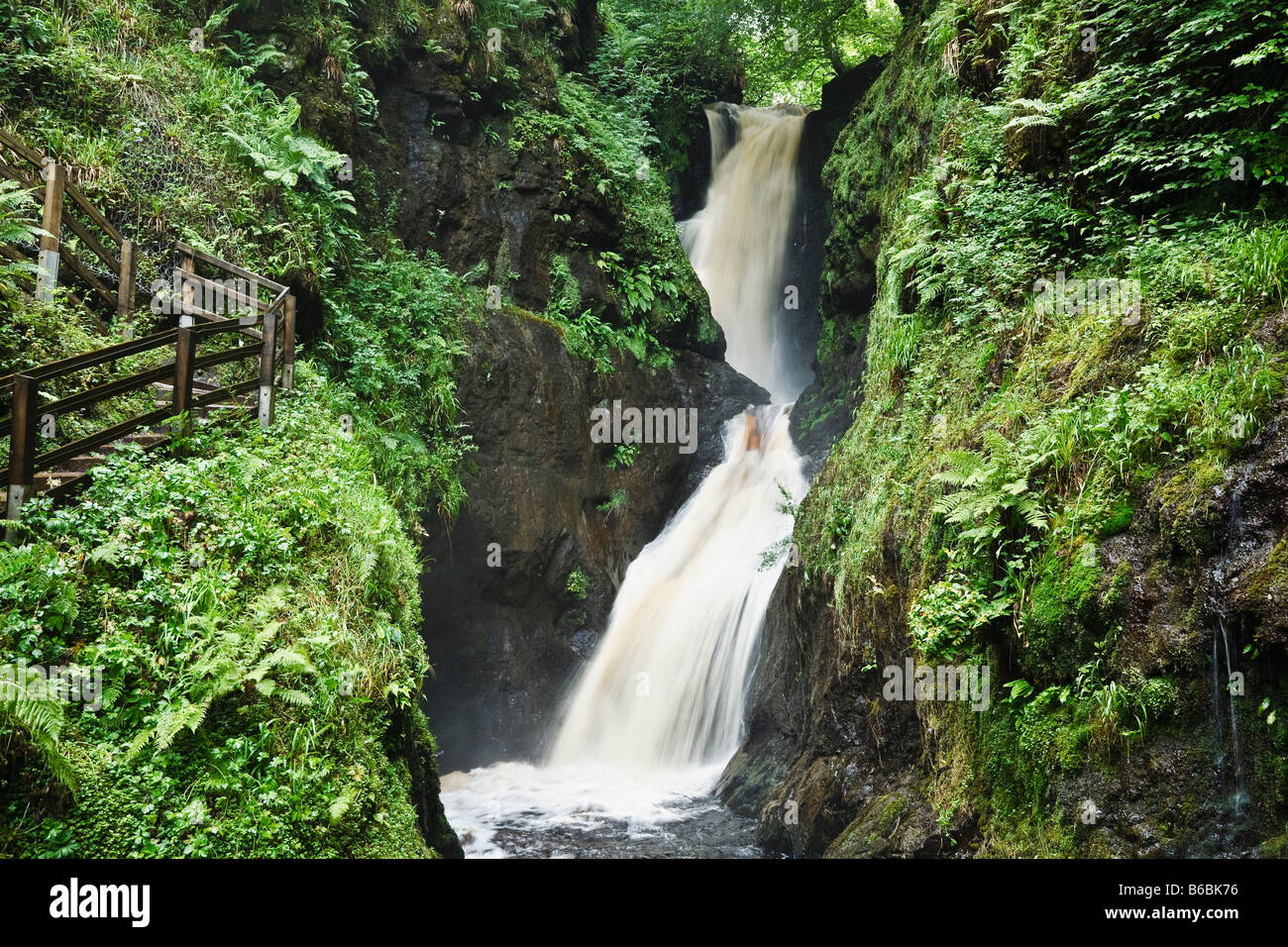 Ess-Na-Larach Wasserfall, Fluss Glenariff, Glenariff Forest Park, Glens of Antrim, County Antrim, Nordirland Stockfoto