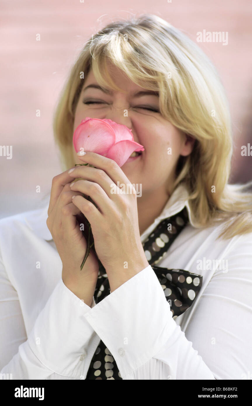 Nahaufnahme von Frau rose riechen Stockfoto