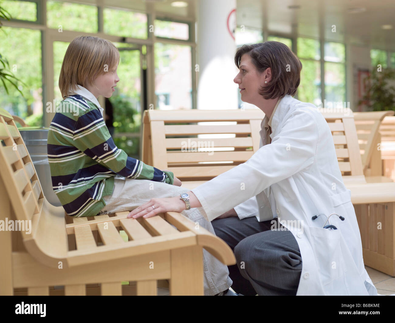 Ärztin im Gespräch mit Patienten im Wartezimmer Stockfoto