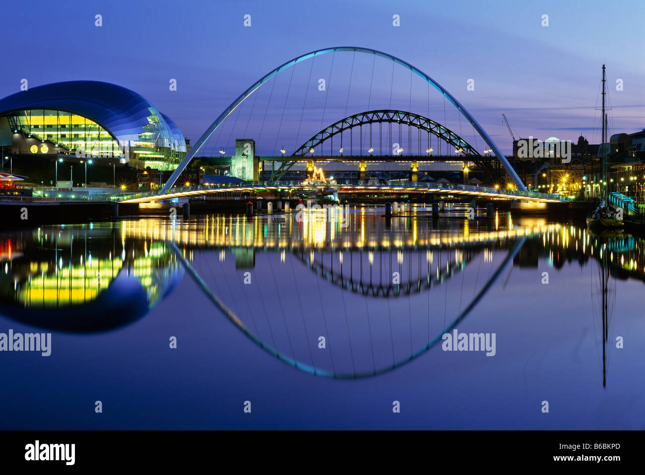 Newcastle Quayside und Brücken bei Nacht, Newcastle Upon Tyne, Tyne and Wear Stockfoto