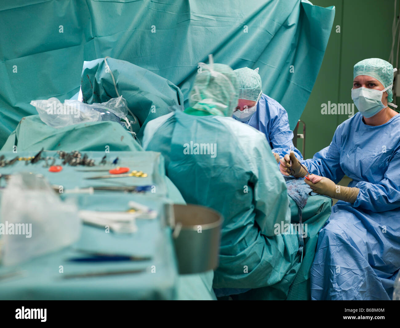 Chirurgen, die Operation im OP-Saal Stockfoto