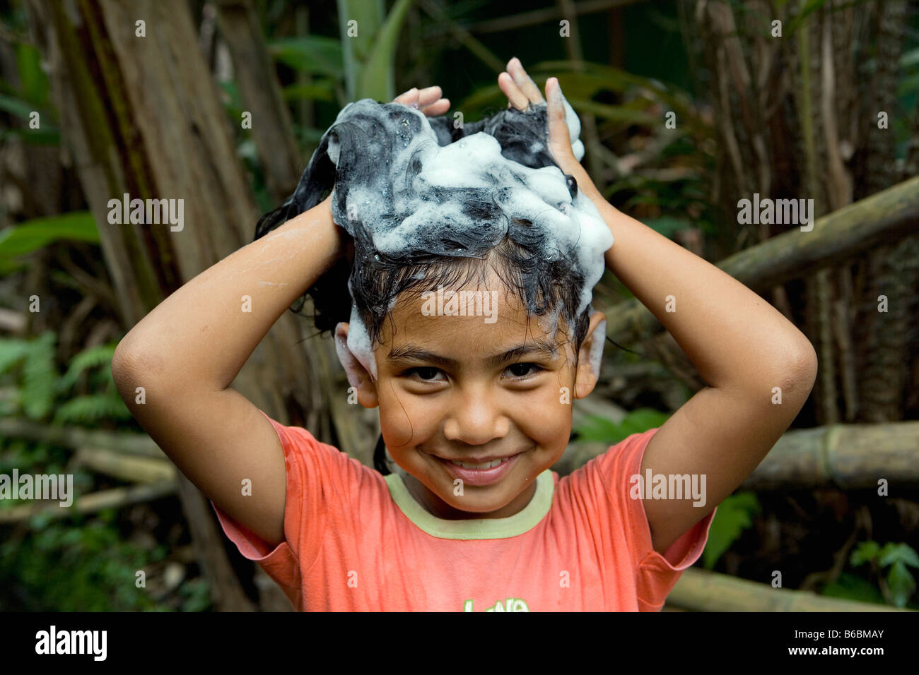 Indonesien, Yogyakarta (Jokjakarta), Java, Haare mit Shampoo waschen Stockfoto