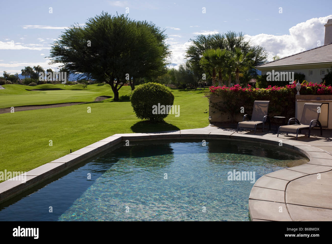 Swimming Pool am Golfplatz Stockfoto