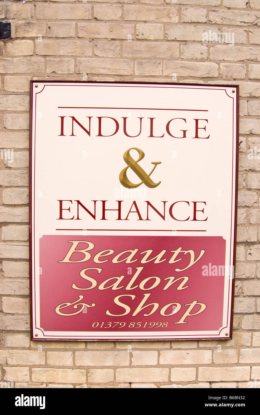 Gönnen Sie sich & verbessern Schild am uk-Beauty-Salon & shop Stockfoto
