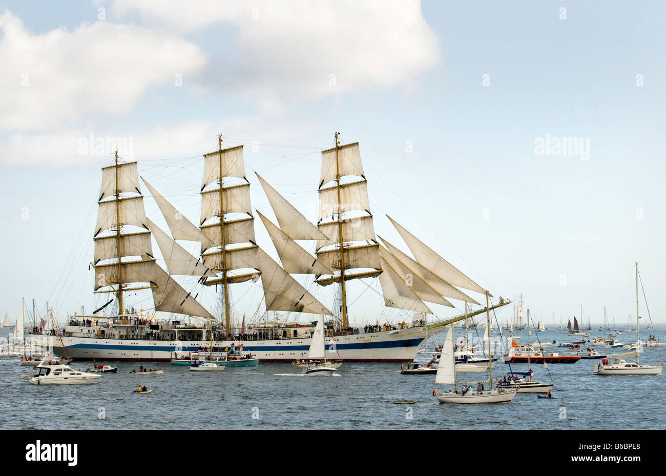 Russischen Klasse A Tall Ship Mir umgeben von kleineren Schiffen während Funchal groß Schiffe Regatta Falmouth Cornwall UK Stockfoto