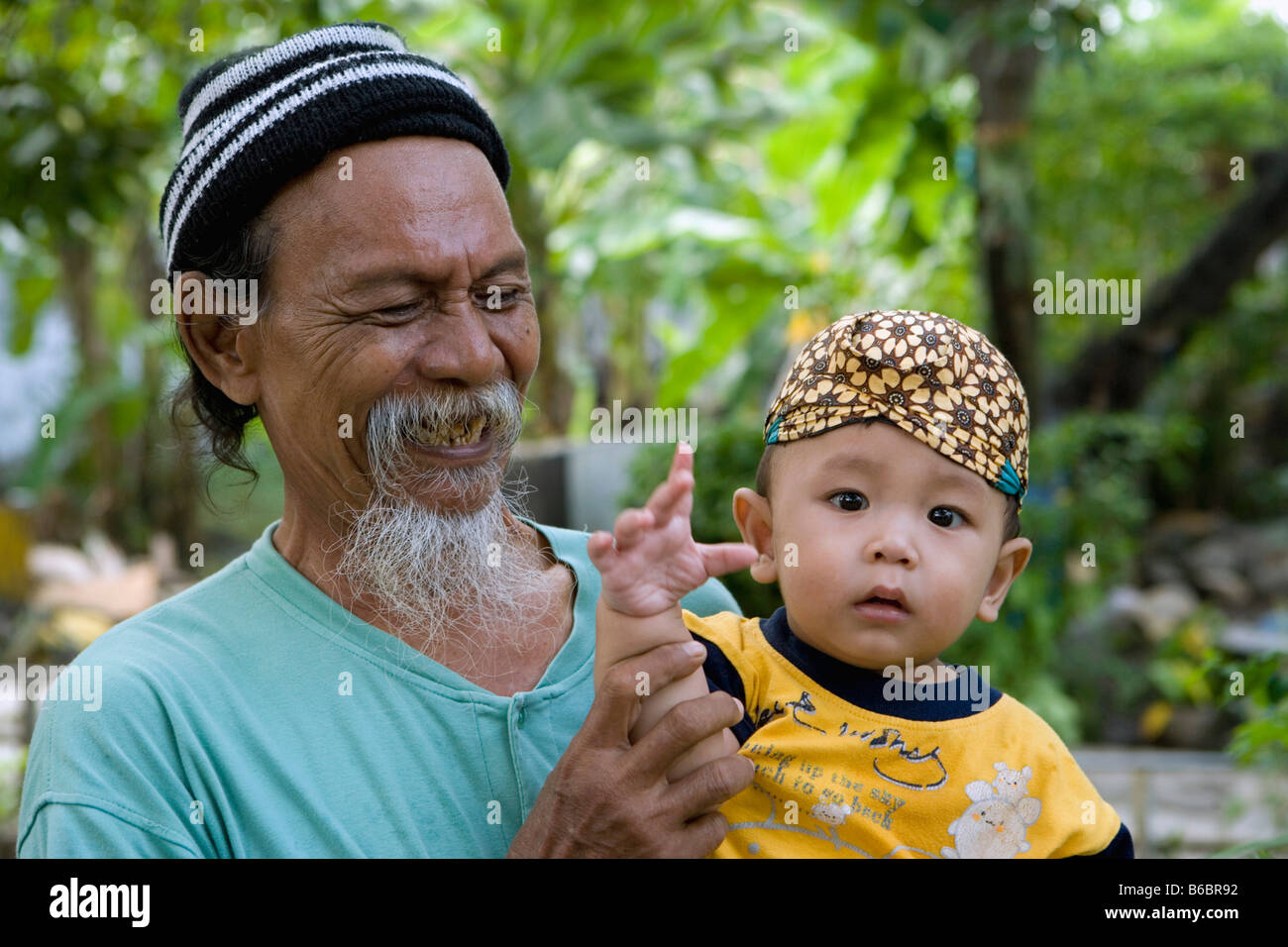 Indonesien Surabaya, Java, im Quartal Jambangan Großvater und Enkel Stockfoto