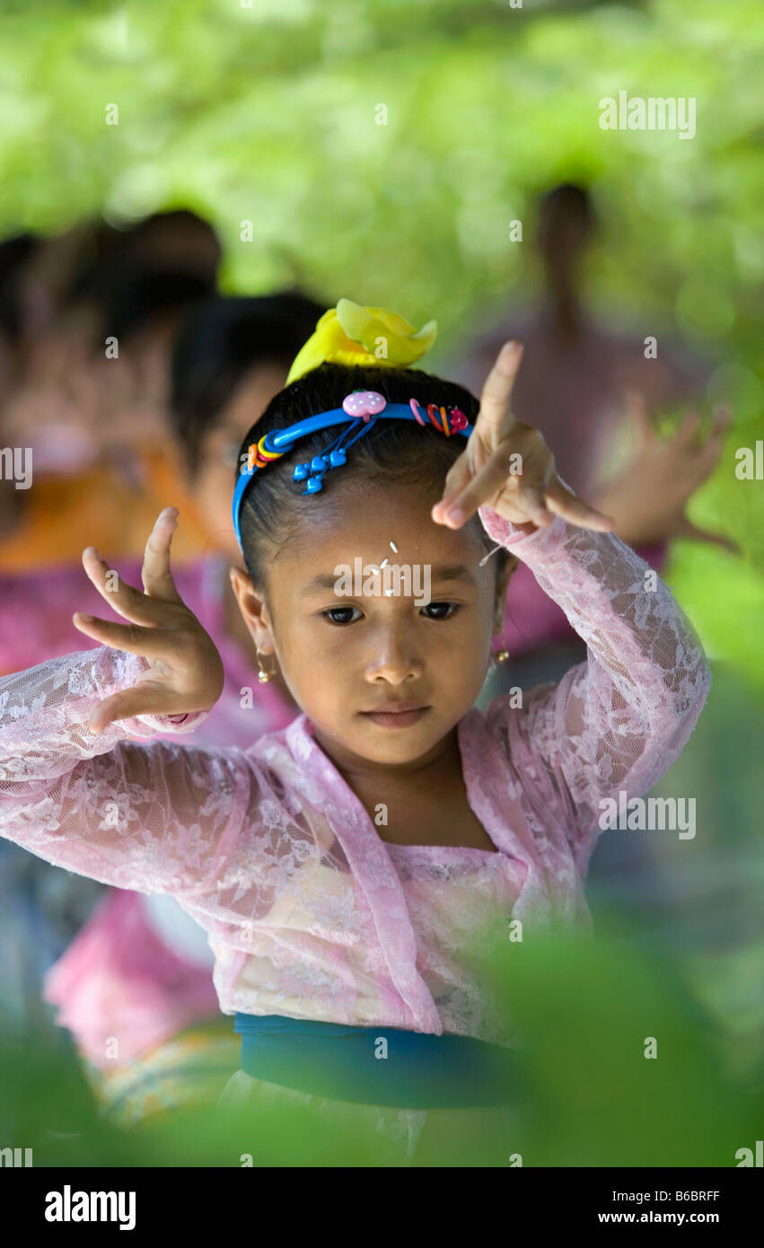 Indonesien, Sambirenteng, Bali, traditionelle Tänzer (weiblich) Stockfoto