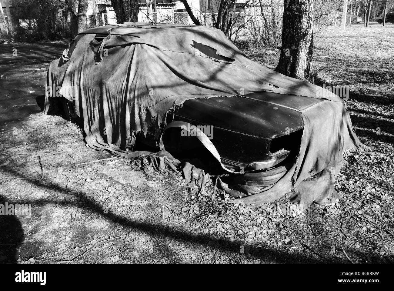 alte rostige Auto fallenden Sachen im freien Stockfoto