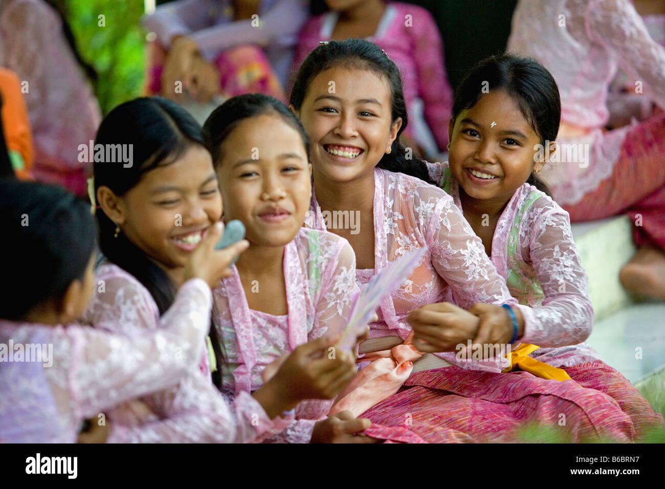 Indonesien, Sambirenteng, Bali, traditionelle Tänzer (weiblich) Stockfoto