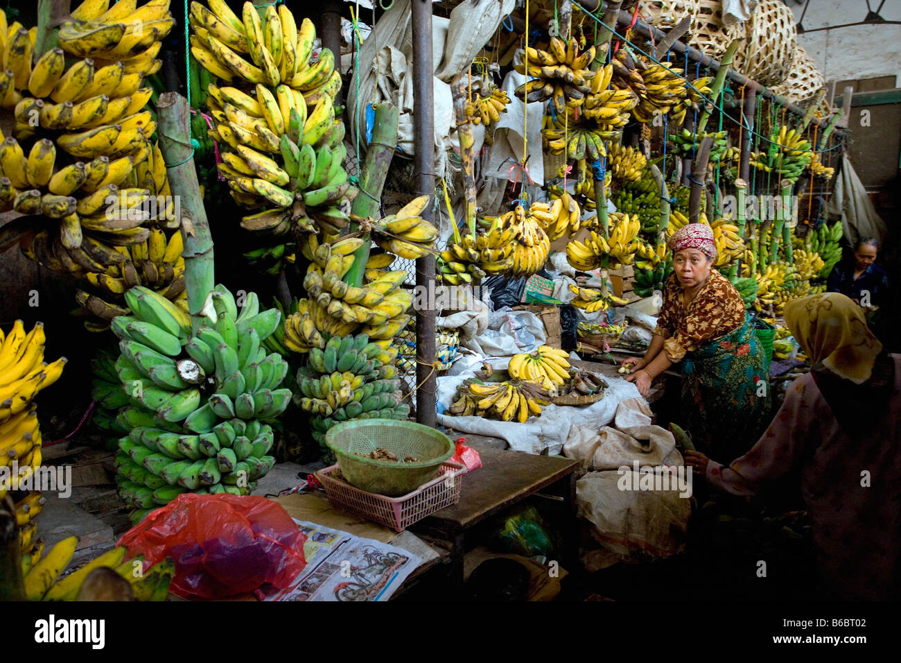 Indonesien Surabaya, Java, Pasar Pabean Markt. Banane-Shop. Stockfoto